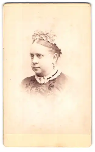 Fotografie R. F. Barnes, New Cross, Lewisham High Road, Portrait bildschöne junge Frau mit Rüschenhaarschmuck