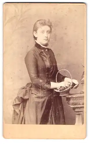 Fotografie R. F. Barnes, New Cross, Lewisham High Road, Portrait bildschönes Fräulein mit Blumenkorb
