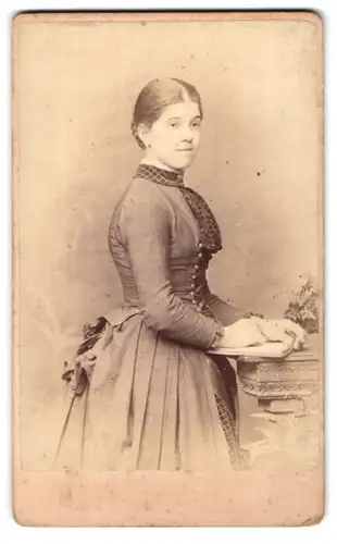 Fotografie R. F. Barnes, New Cross, Lewisham High Road, Portrait eines elegant gekleideten Fräuleins im Kleid