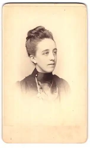 Fotografie R. F. Barnes, New Cross, Lewisham High Road, Portrait brünette junge Schönheit mit Dutt