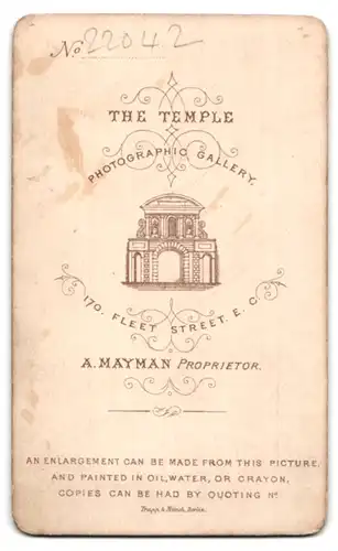 Fotografie A. Mayman, London, 170 Fleet Street, Portrait bildschöne und elegant gekleidete junge Frau