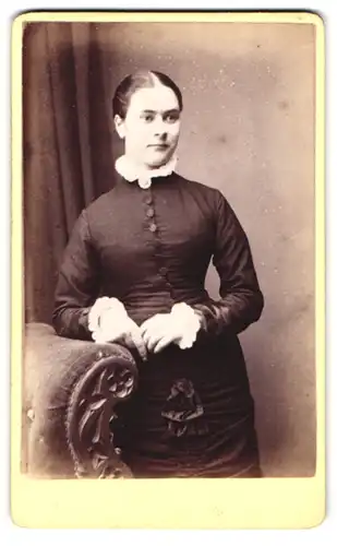 Fotografie Joseph Willmott, Lower Norwood, 107 High Street, Portrait dunkelhaariges schönes Fräulein mit Rüschenkragen