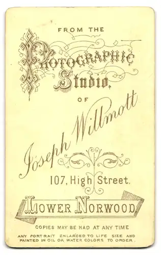 Fotografie Joseph Willmott, Lower Norwood, 107 High Street, Portrait süsses lachendes Mädchen im gerüschten Kleidchen