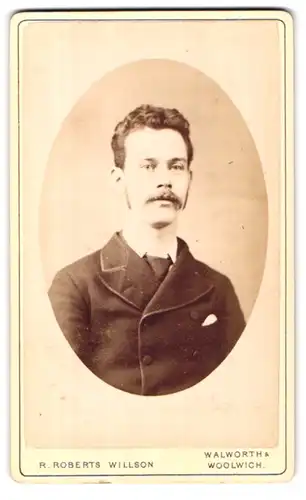 Fotografie R. R. Willson, London, 48 Penrose St., Portrait charmanter junger Mann mit Schnurrbart
