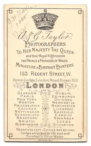 Fotografie A & G Taylor, London, 153 Regent Street, junger Mann mit pomadisiertem Haar im Portrait