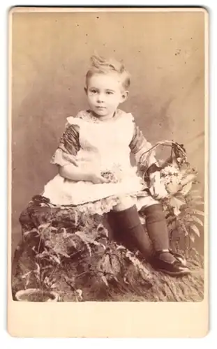 Fotografie R.F. Barnes, New Cross, Lewisham High Road, Kind im Kleidchen mit Körbchen