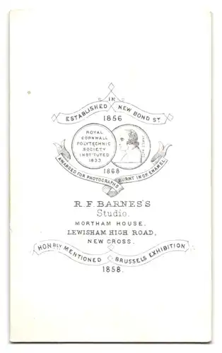 Fotografie R.F. Barnes, New Cross, Lewisham High Road, Mädchen im Kleidchen mit Blumenkorb