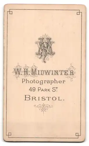 Fotografie W.H. Midwinter, Bristol, 49 Park Street, elgenate junge Dame mit gescheitelter Frisur