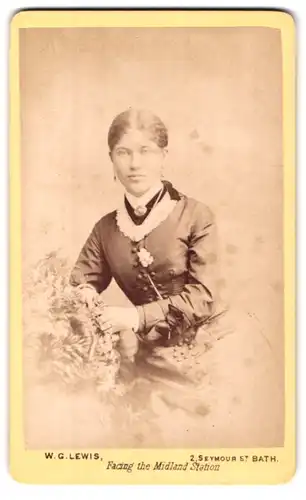 Fotografie W.G. Lewis, Bath, 2 Seymour Street, attraktive junge Dame mit Ohrringen