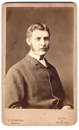 Fotografie C. Hawkins, Brighton, Preston Street, junger Herr mit aufgeschlagenem Kragen
