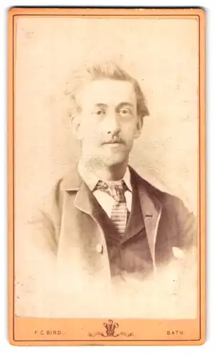 Fotografie F.C. Bird, Bath, 38 Milsom Street, junger Herr in Anzug und Krawatte