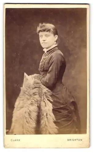 Fotografie W. Clark, Brighton, 59 North Street, junge Dame im taillierten Kleid