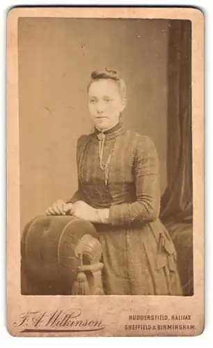 Fotografie F.A. Wilkinson, Halifax, 20 Fitz William Street, elgenate junge Frau an der Chaiselongue