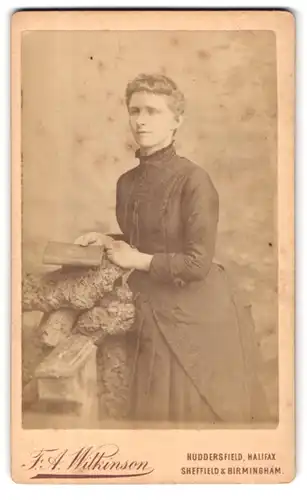 Fotografie F.A. Wilkinson, Halifax, 20 Fitz William Street, Frau mit Silberblick