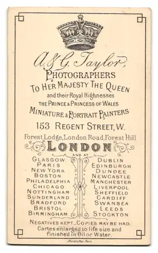 Fotografie A & G Taylor, London, 153 Regent Street, paralysiert wirkendes junges Fräulein