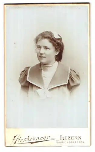 Fotografie Hirsbrunner, Luzern, Zürichstr. 4, Junge Dame im Kleid mit Schleife im Haar