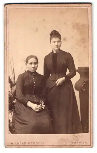 Fotografie Wilhelm Kersten, Berlin, Krausenstr. 40, Geschwister im eleganten Kleid