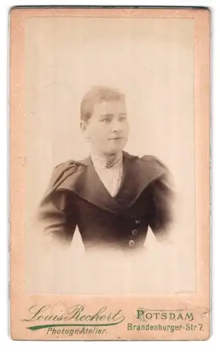 Fotografie Louis Rechert, Potsdam, Brandenburgerstr. 7, Junge Dame im schwarzen Mantel