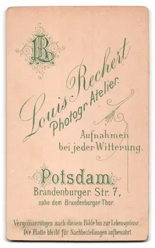 Fotografie Louis Rechert, Potsdam, Brandenburgerstr. 7, Junge Dame im schwarzen Mantel