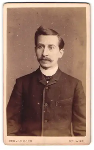 Fotografie Herman Koch, Neuwied, Herr mit Schnauzer und pomadisiertem Haar