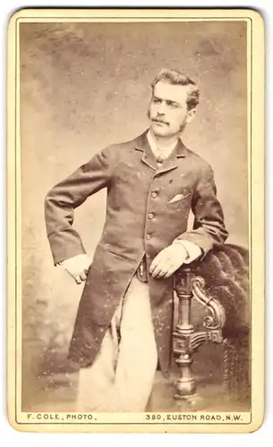 Fotografie F. Cole, London, 380 Euston Road, gestandener Herr in lässiger Pose