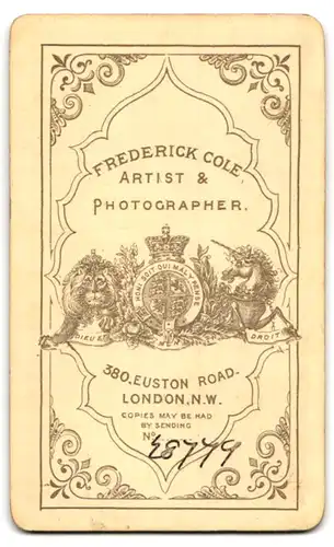 Fotografie F. Cole, London, 380 Euston Road, gestandener Herr in lässiger Pose