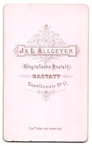 Fotografie J & L Allgeyer, Rastatt, Kapellenstrasse 11, füllige Frau in tailliertem Kleid