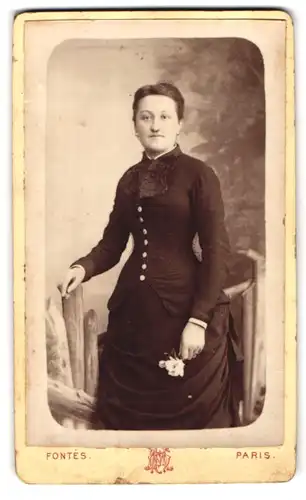 Fotografie Fontes, Paris, 51 Rue de Passy, elegante Frau mit Blume