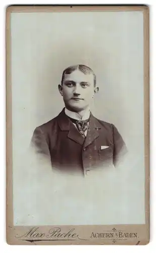 Fotografie Max Pache, Achern i. Baden, junger Mann mit pomadisiertem Mittelscheitel
