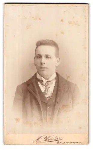 Fotografie M. Wanderer, Baden-Schweiz, Zürcherstr. 112, Junger Mann im Anzug mit kurzen Haaren