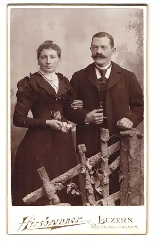 Fotografie Hirsbrunner, Luzern, Zürichstr. 4, Ehepaar in einer Studiokulisse mit eleganter Kleidung