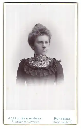 Fotografie Jos. Ohlenschläger, Konstanz, Hussenstrasse 15, attraktive junge Frau im Portrait