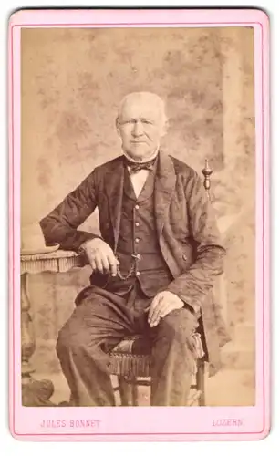 Fotografie Jules Bonnet, Luzern, Zürcherstrasse 50, alter Mann in Sonntagskleidung