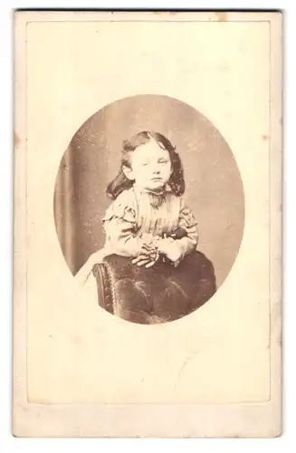 Fotografie Alfred Harman, Surbiton, Surbiton Hill, Portrait kleines Mädchen im hübschen Kleid