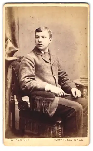 Fotografie W. Bartier, Poplar, East India Road, junger Mann im Anzug