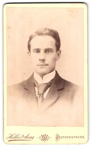 Fotografie Hellis & Sons, London-W, 211 & 213, Regent Street, Portrait junger Herr im Anzug mit Krawatte