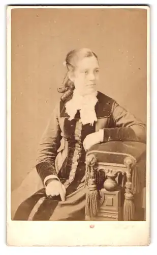 Fotografie H. W. Bird & Co., London-EC, 16 & 17, Poultry, Portrait junge Dame im modischen Kleid