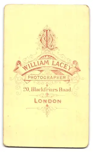 Fotografie William Lacey, London, 20, Blackfriars Road, Portrait bürgerliche Dame im modischen Kleid