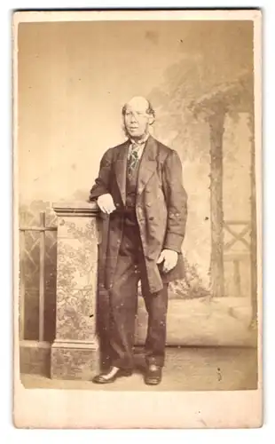 Fotografie Stuart Brothers, London, 47, Brompton Road, Portrait älterer Herr in zeitgenössischer Kleidung