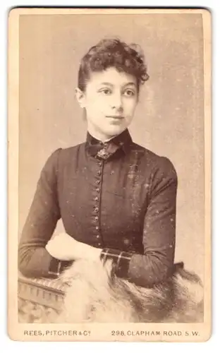 Fotografie Rees, Pitcher & Co., London-SW, 298, Clapham Road, Portrait junge Dame im Kleid mit Kragenbrosche