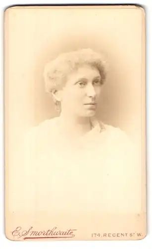 Fotografie E. Smorthwaite, London-W, 174, Regent St., Portrait junge Dame mit blonden Haaren