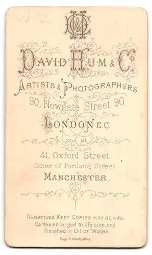 Fotografie DAvid Hum & Co., London-EC, 90, Newgate Street, Portrait modisch gekleideter Herr mit Oberlippenbart