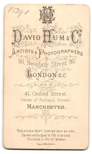 Fotografie David Hum & Co., London-EC, 90, Newgate Street, Portrait modisch gekleideter Herr mit Backenbart