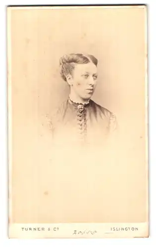 Fotografie Turner & Co., Islington, 17, Upper Street, Portrait junge Dame mit Kragenbrosche