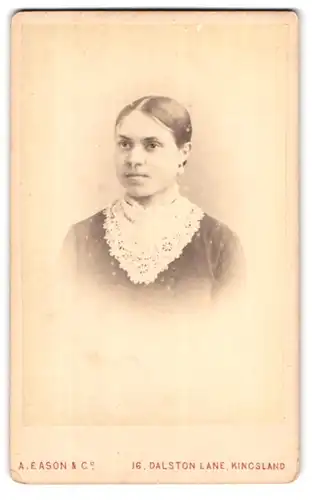Fotografie A. Eason & Co., Kingsland, 16, Dalston Lane, Portrait junge Dame mit zurückgebundenem Haar
