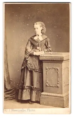 Fotografie C. T. Newcombe, London, 135, Fenchurch Street, Portrait junge Dame im hübschen Kleid