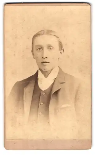 Fotografie Thos. Fall, London-W, 9 & 10 Baker Street, Portrait junger Herr im Anzug mit Krawatte
