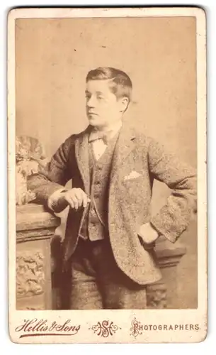 Fotografie Hellis & Sons, London-W, 211 & 213 Regent St., Portrait junger Mann im Anzug mit Fliege