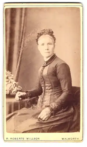 Fotografie R. Roberts Willson, London, Penrose St., Portrait bürgerliche Dame in modischer Kleidung