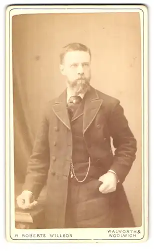 Fotografie R. Roberts Willson, London, 48, Penrose St., Portrait modisch gekleideter Herr mit Vollbart